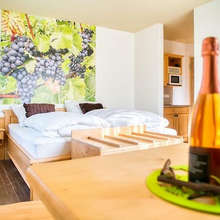 Gaestehaus Weingut Politschek Bad Friedrichshall Exterior foto
